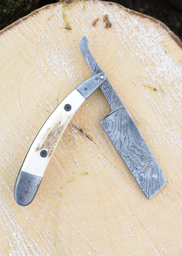 Image de Battle Merchant - Couteau de poche en damas avec manche en corne de cerf
