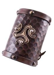 Bild von Battle Merchant - Leder-Armschützer mit keltischem Triskel-Motiv