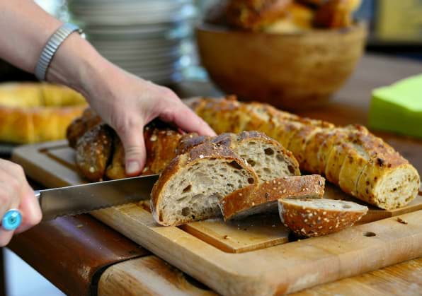 Mit dem richtigen Brotmesser macht das Brot schneiden Spass